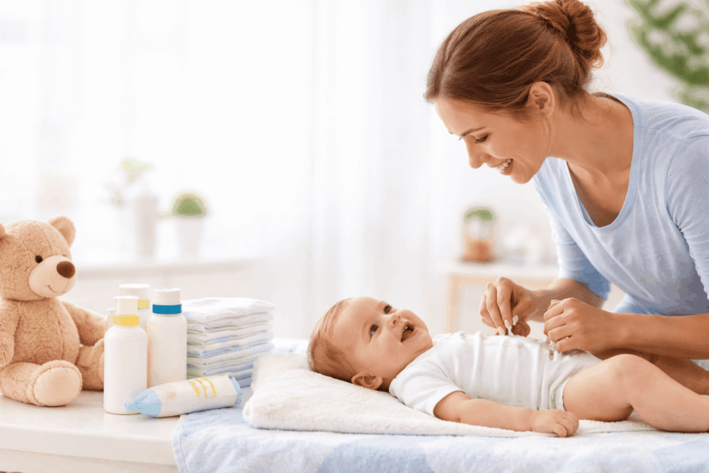 Madre cambiando el pañal a su bebé con productos de cuidado infantil